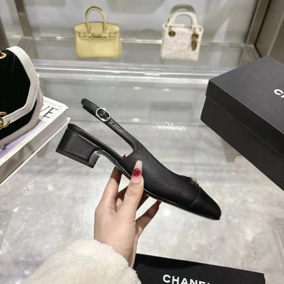 👟👟Ex-factory price 540👟👟 𝐂𝐇𝐀𝐍𝐄𝐋★Xiaoxiang New spring and summer counter new sandals, comfortable and low-heeled, a must-have for work and shopping💋 Show unique dressing style, too beautiful to say, a must-have in summer... Upper: imported sheepskin/Lining: mixed sheepskin Heel height: 3.5cm Outsole: Italian genuine leather outsole Shoe size: 35-39 (40, 41 and 42 are customized and cannot be returned or exchanged)